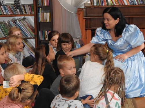 Zdjęcie z wydarzenia o nazwie Festiwal Książki Dziecięcej w Pruszczu Gdańskim, na zdjęciu dzieci podczas zabawy.
